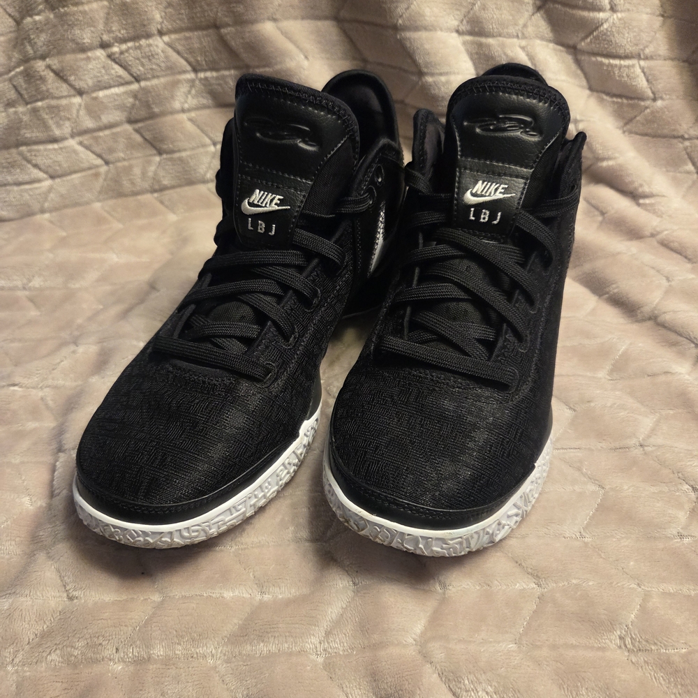 Nike Black and White Athletic Shoes - Picture 1 of 7